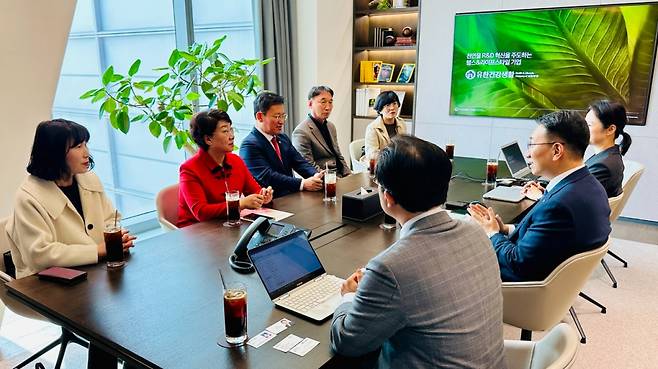 20일 이달희 경북도 경제부지사(왼쪽 2번째)와 김형동 국회의원(왼쪽 3번째)이 (주)유한건강생활을 방문해 투자유치기업 간담회를 열고, 안동 바이오생명 국가산단에 적극적인 투자를 제안하고 있다./사진제공=경북도