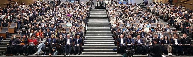 경기도는 생성형 인공지능(AI) 시대가 바꿀 경기도와 대한민국의 미래에 대해 국내 최고 전문가가 총출동해 강연하고 함께 토론하는 자리가 마련됐다. 20일 경기도청 대강당에서 열린 '경바시(경기도를 바꾸는 시간) - 지피티(GPT) 혁신포럼' 개최 모습. / 사진제공=경기도