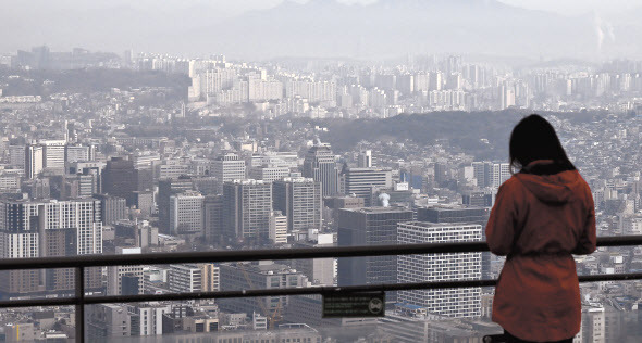 서울 용산구 남산전망대에서 강북 일대 아파트와 빌딩들이 보이고 있다. 임세준 기자