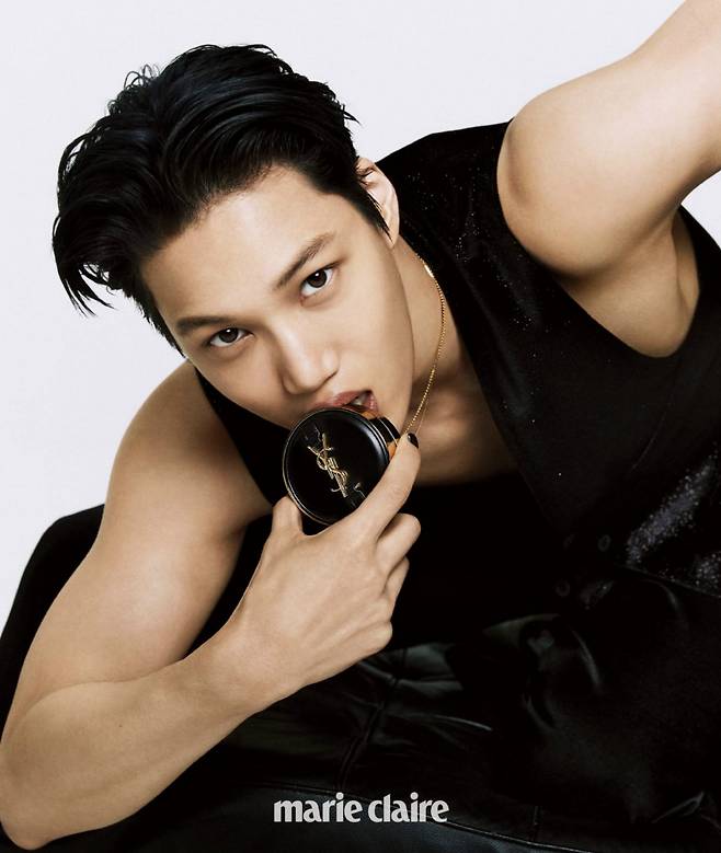 그룹 엑소 멤버 카이의 화보. 네일 아트를 한 손톱이 보인다. [마리끌레르 코리아 제공]