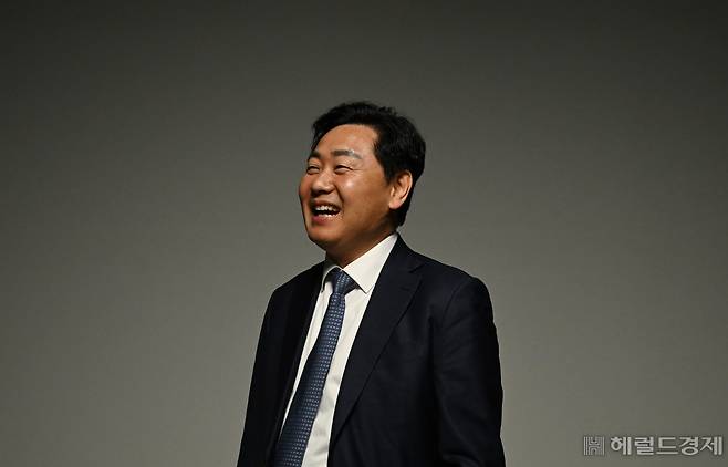 김관영 전북지사가 17일 오전 서울 용산구 헤럴드스퀘어에서 헤럴드경제와 인터뷰에 앞서 포즈를 취하고 있다. 김 지사는 “전북특별자치도 출범은 이제 막 집을 지은 셈이다. 안을 채울 특례를 마련하고 법안으로 반영하는 데 총력을 기할 것”이라고 말했다. 박해묵 기자