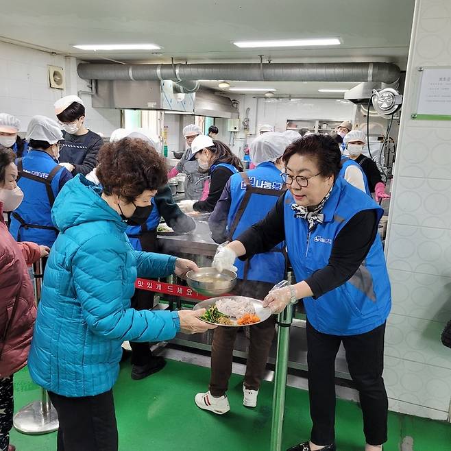 [군산=뉴시스] 20일 더불어민주당 전라북도당 여성위원회이 군산 역전무료급식소를 찾아 배식 봉사를 하고 있다. 2023.03.20 (사진= 더불어민주당 전라북도당 제공) *재판매 및 DB 금지