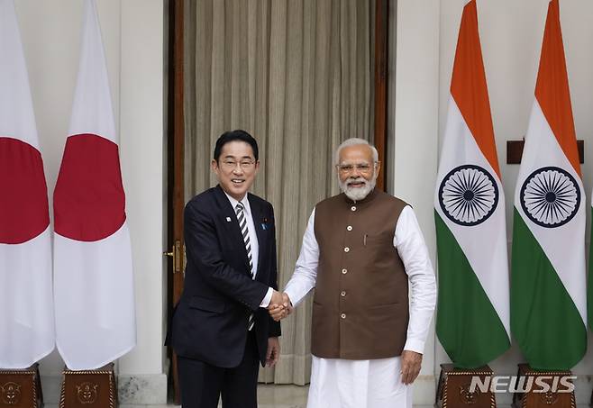 [뉴델리=AP/뉴시스]기시다 후미오 일본 총리(사진 왼쪽)와 나렌드라 모디 인도 총리가 20일 인도 뉴델리에서 회담에 앞서 언론을 위해 포즈를 취하고 있다. 2023.03.20.