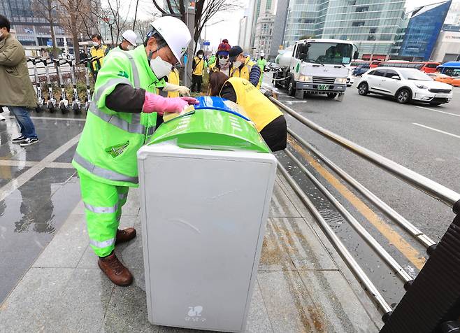 [서울=뉴시스]강남구 봄맞이 대청소.(사진=강남구 제공) *재판매 및 DB 금지