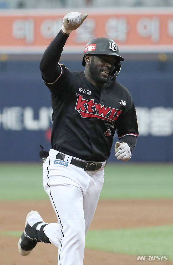 [서울=뉴시스] 김금보 기자 = 22일 서울 구로구 고척스카이돔에서 열린 2022 KBO 포스트시즌 준플레이오프 5차전 KT 위즈 대 키움 히어로즈의 경기, 3회초 2사 주자없는 상황 KT 알포드가 역전 1점 홈런을 치고 베이스를 돌며 세리머니를 하고 있다. 2022.10.22. kgb@newsis.com