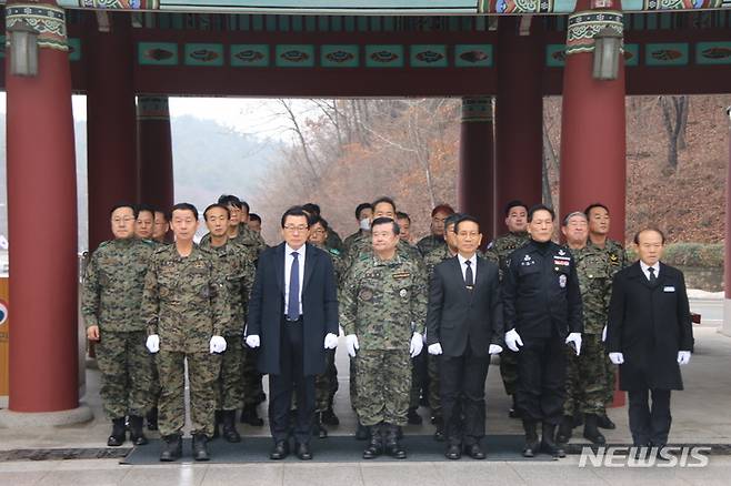 [광주=뉴시스] 이영주 기자 = 5·18민주화운동 부상자회와 공로자회, (사)대한민국 특전사 동지회 일부 회원이 19일 오전 광주 북구 운정동 국립5·18민주묘지를 찾아 참배하고 있다. (사진 = 국립5·18민주묘지 제공) 2023.02.19. photo@newsis.com