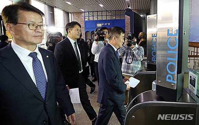 [서울=뉴시스] 최진석 기자 = 더불어민주당 정순신 인사참사 부실검증 진상조사단 강득구(오른쪽) 단장과 임호선(왼쪽), 전용기 위원이 20일 서울 서대문구 경찰청을 항의 방문하고 있다. 이날 민주당 진상조사단은 경찰청을 항의 방문해 국수본부장 인사검증 부실과 관련해 윤희근 경찰청장과 면담 했다. 2023.03.20. myjs@newsis.com