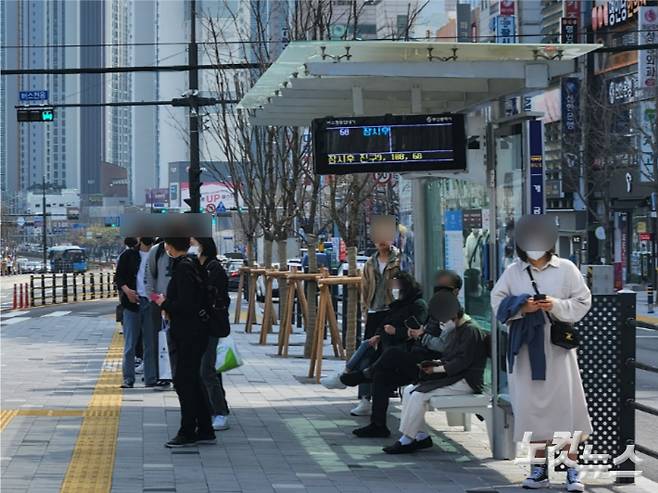 대중교통 마스크 착용 의무가 해제된 첫날인 20일 부산진구의 한 버스정류장에서 시민들이 대부분 마스크를 착용한 채 버스를 기다리고 있다. 정혜린 기자