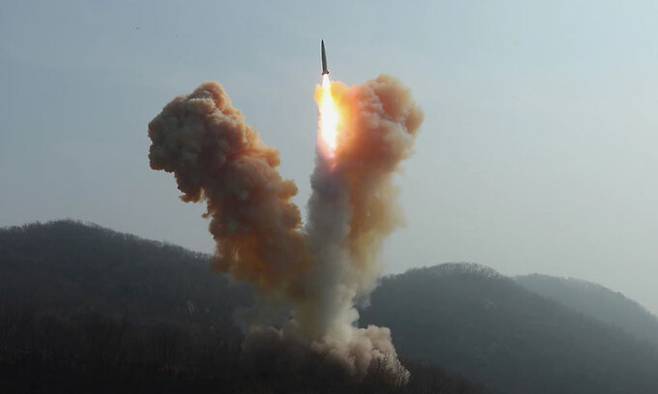 북한 조선중앙TV는 북한 김정은 국무위원장과 딸 김주애가 참관한 가운데 지난 18~19일 전술핵운용부대들의 '핵반격가상종합전술 훈련'을 진행했다고 20일 보도했다. 조선중앙TV 캡처