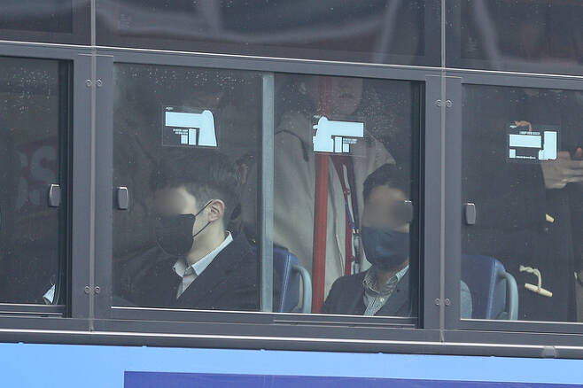 대중교통 내 마스크 착용 의무가 해제된 20일 오전 서울 시내 한 버스정류장에서 마스크를 쓴 시민과 쓰지 않은 시민이 버스를 타고 있다. 연합뉴스