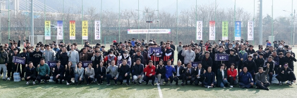 지난 19일 열린 ‘제10회 광주시의회 의장기 클럽축구대회’에서 참가자들이 단체 기념촬영을 하고 있다. 광주시의회 제공