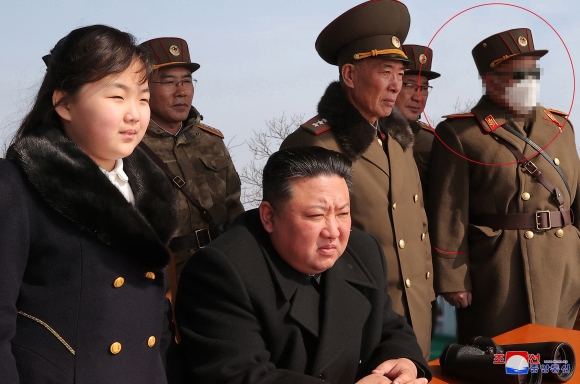 조선중앙통신은 20일 김정은(왼쪽 세 번째) 북한 국무위원장이 딸 김주애(왼쪽)가 참관한 가운데 전술핵운용부대들의 ‘핵반격가상종합전술 훈련’을 지난 18~19일 실시했다고 보도했다. 김 위원장과 김주애가 미사일 발사를 지켜보는 옆으로 마스크와 선글라스를 착용한 군인의 얼굴이 모자이크 처리돼 있는 모습이 눈길을 끈다. 조선중앙통신 연합뉴스