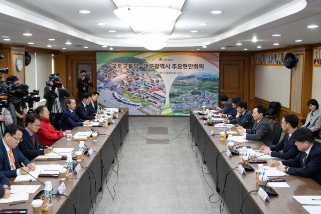 원희룡 국토교통부 장관과 홍준표 대구광역시장이 20일 대구시청에서 현안회의를 갖고 스마트기술 산단을 중심으로 지역발전을 위한 국토교통 지원방안을 논의했다. 사진 제공=국토부