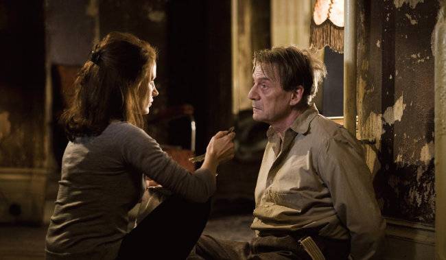 영화 ‘언피니시드’에서 모사드 요원들은 나치 전범 보겔 박사를 납치한다. [유니버설픽쳐스인터내셔널코리아]