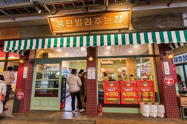 정육점에서 고기를 사고, 불판빌려주는집에서 불판과 부탄가스를 빌리면 시장 마당에서 고기를 구워먹는 특별한 경험이 가능해진다.&nbsp;