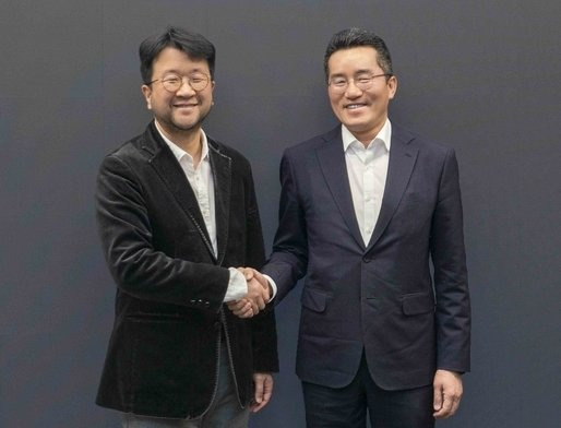 업무협약을 체결한 정민규 티맵모빌리티 CTO(왼쪽)와 김기혁 SWM 대표.사진제공｜티맵모빌리티