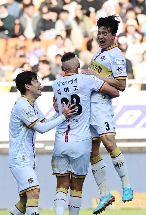 대전하나 김민덕(오른쪽)이 19일 수원월드컵경기장에서 열린 수원과 원정경기 후반 추가시간 쐐기골을 뽑은 뒤 환호하고 있다. 대전하나가 3-1로 이겼다. 수원 | 주현희 기자 teth1147@donga.com