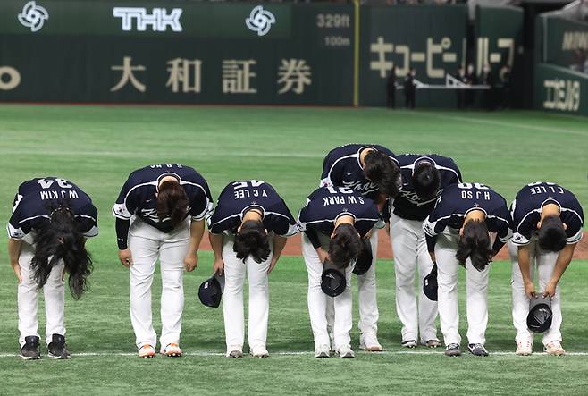 한국 야구대표 선수들이 지난 10일 일본 도쿄돔에서 열린 2023 월드베이스볼클래식(WBC) B조 본선 1라운드 일본전에서 4-13으로 대패한 뒤 허리를 굽혀 인사하고 있다. 연합뉴스