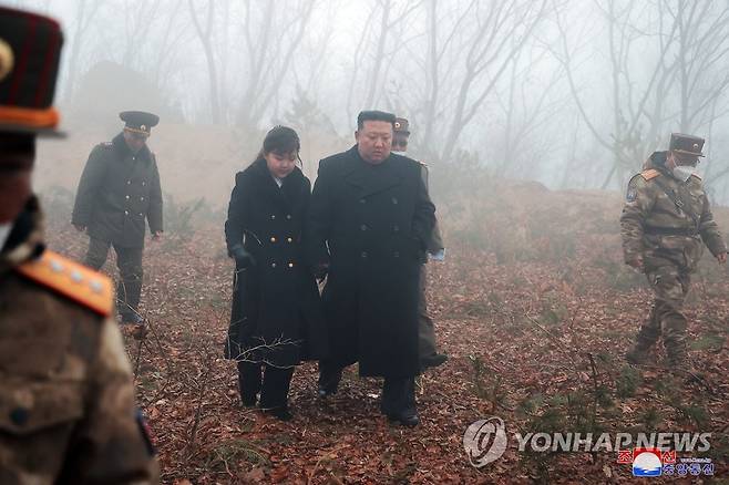 북한 "18∼19일 핵반격 가상 종합전술훈련"…김정은, 딸'주애'와 참관 (평양 조선중앙통신=연합뉴스) 북한은 지난 18∼19일 김정은 국무위원장이 딸 '주애'와 함께 참관한 가운데 전술핵운용부대들의 '핵반격 가상 종합전술훈련'을 진행했다고 조선중앙통신이 20일 보도했다. 김 위원장은 훈련에서 "우리 나라가 핵을 보유하고 있는 국가라는 사실만을 가지고서는 전쟁을 실제적으로 억제할 수가 없다"면서 "실지 적에게 공격을 가할 수 있는 수단으로, 언제든 적이 두려워하게 신속정확히 가동할수 있는 핵공격태세를 완비할 때에라야 전쟁억제의 중대한 전략적사명을 다할 수 있다"고 말했다고 통신은 전했다. 2023.3.20 
    [국내에서만 사용가능. 재배포 금지. For Use Only in the Republic of Korea. No Redistribution] nkphoto@yna.co.kr