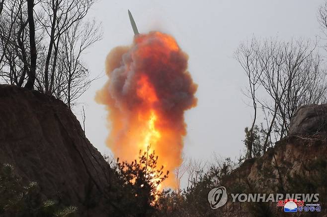 북한 "18∼19일 핵반격 가상 종합전술훈련"…김정은, 딸'주애'와 참관 (평양 조선중앙통신=연합뉴스) 북한은 지난 18∼19일 김정은 국무위원장이 딸 '주애'와 함께 참관한 가운데 전술핵운용부대들의 '핵반격 가상 종합전술훈련'을 진행했다고 조선중앙통신이 20일 보도했다. 김 위원장은 훈련에서 "우리 나라가 핵을 보유하고 있는 국가라는 사실만을 가지고서는 전쟁을 실제적으로 억제할 수가 없다"면서 "실지 적에게 공격을 가할 수 있는 수단으로, 언제든 적이 두려워하게 신속정확히 가동할수 있는 핵공격태세를 완비할 때에라야 전쟁억제의 중대한 전략적사명을 다할 수 있다"고 말했다고 통신은 전했다. 2023.3.20 
    [국내에서만 사용가능. 재배포 금지. For Use Only in the Republic of Korea. No Redistribution] nkphoto@yna.co.kr