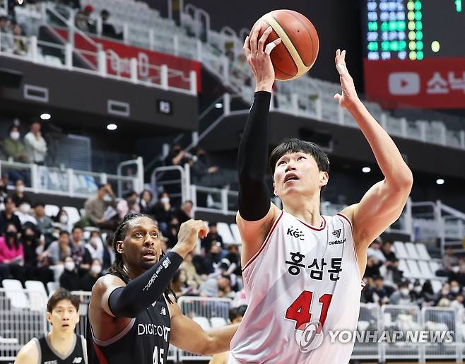 오세근 '슛' (수원=연합뉴스) 홍기원 기자 = 6일 경기도 서수원칠보체육관에서 열린 프로농구 수원 KT 소닉붐과 안양 KGC 인삼공사의 경기. KGC 오세근이 슛하고 있다. 2023.2.6 xanadu@yna.co.kr