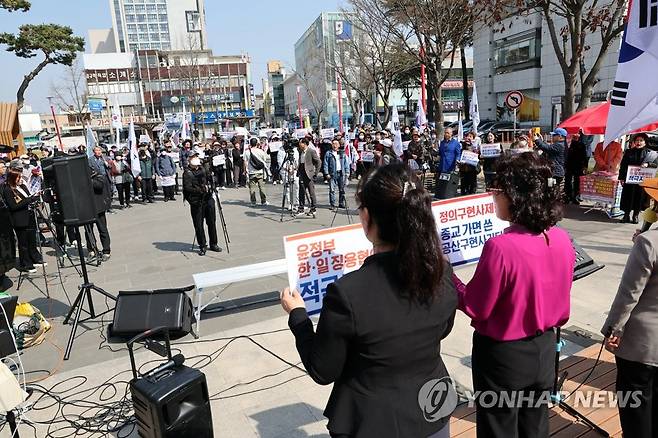 "한일 정상회담 결과 적극 지지" (전주=연합뉴스) 나보배 기자 = 자유통일당 100여명이 20일 오후 전북 전주시 완산구 고사동 오거리문화광장에서 한일 정상회담 결과 지지 집회를 열고 있다. 2023.3.20 warm@yna.co.kr