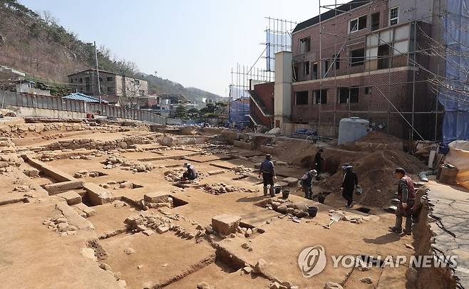 고려시대 추정 유적 발굴 조사하는 작업자들 (서울=연합뉴스) 류영석 기자 = 20일 서울 종로구 신영동에 있는 한 도시형 생활주택 신축 부지에 발견된 고려시대 추정 유적의 모습. 2023.3.20 ondol@yna.co.kr