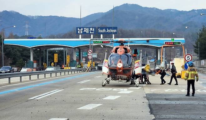 충북 남제천IC서 음식물 수거 차량 전도…1명 부상 [독자 송영훈 씨 제공. 재판매 및 DB 금지]