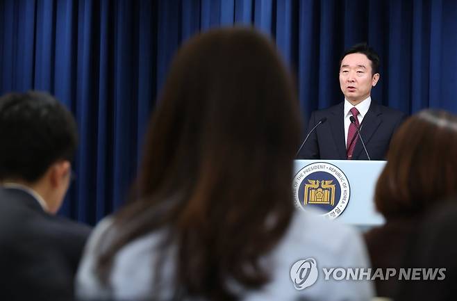 현안 브리핑하는 이도운 대통령실 대변인 (서울=연합뉴스) 안정원 기자 = 이도운 대통령실 대변인이 20일 서울 용산 대통령실 청사에서 한일정상회담 등 각종 현안에 대해 브리핑하고 있다. 2023.3.20 jeong@yna.co.kr