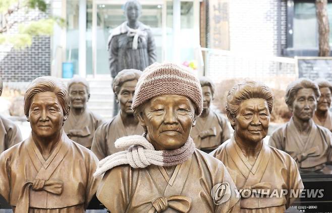 고인이 된 일본군 위안부 피해 할머니들의 흉상 (경기 광주=연합뉴스) 홍기원 기자 = 17일 경기도 광주시 퇴촌면 나눔의 집에 고인이 된 일본군 위안부 피해 할머니들의 흉상이 세워져 있다.
    기시다 후미오 일본 총리는 전날 한일 정상회담에서 위안부 합의의 착실한 이행을 요청했다고 교도통신이 일본 정부 관계자를 인용해 보도했다. 2023.3.17 xanadu@yna.co.kr