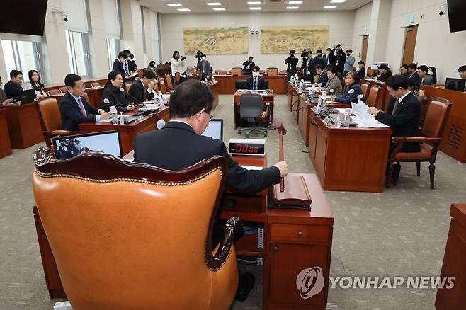 국회 교육위원회 전체회의 (서울=연합뉴스) 이정훈 기자 = 20일 오후 열린 국회 교육위원회 전체회의에서 유기홍 위원장이 의사봉을 두드리고 있다. 2023.3.20 uwg806@yna.co.kr