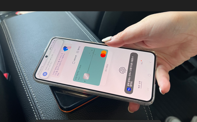 21일 택시에서 삼성페이로 요금을 결제하고 있다 /사진 = 유진아기자 gnyu4@