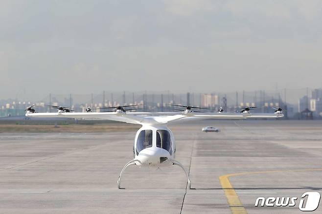 서울 김포비즈니스항공센터(SGBAC)에서 열린 ‘도심항공교통(UAM) 비행 시연 행사’에서 멀티콥터형 2인승 드론택시 볼로콥터가 시험 비행을 준비하고 있다. 도2021.11.11/뉴스1 ⓒ News1 공항사진기자단