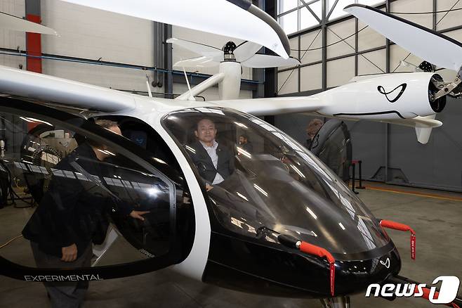 원희룡 국토교통부 장관이 1월9일(현지시간) 미국 산호세 소재 UAM(도심항공교통) 기체제작 기업 조비 에비에이션(Joby Aviation)을 방문, UAM 기체에 탑승해 있다. (국토교통부 제공) 2023.1.10/뉴스1