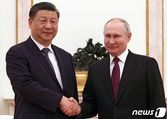 시진핑 중국 국가주석과 블라디미르 푸틴 러시아 대통령이 20일(현지시간) 모스크바 크렘린 궁에서 만나 악수를 하고 있다. ⓒ AFP=뉴스1 ⓒ News1 우동명 기자