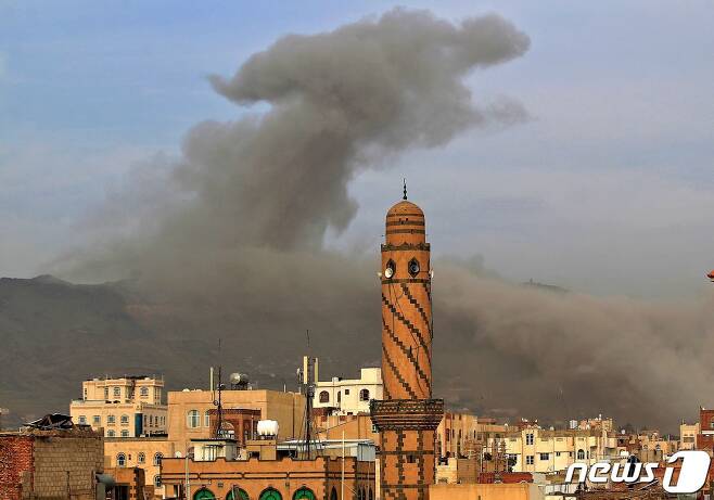 2020년 6월16일(현지시간) 예멘 수도 사나에서 사우디아라비아 주도 연합군의 공습으로 인해 연기가 피어오르고 있다. 사나는 후티 반군이 장악한 상태다. 20.06.16 ⓒ AFP=뉴스1 ⓒ News1 김예슬 기자