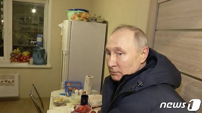 블라디미르 푸틴 러시아 대통령이 19일(현지시간) 우크라이나 점령지인 도네츠크의 마리우폴을 깜짝 방문해 신축 건물을 둘러 보고 있다. ⓒ AFP=뉴스1 ⓒ News1 우동명 기자