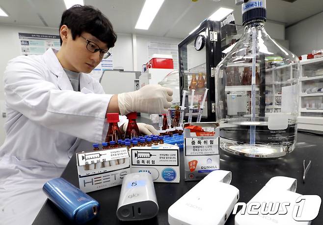 식품의약품안전처 연구원이 궐련형 전자담배의 배출물 포집 및 추출 과정을 시연하고 있다. 2018.6.7/뉴스1 ⓒ News1 장수영 기자