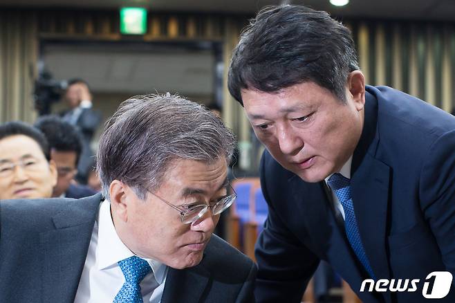 문재인 전 대통령과 최재성 전 청와대 정무수석. 사진은 문 전 대통령이 새정치민주연합 대표 시절인 2015년 11월 당무위 도중 최재성 당시 총무본부장과 대화하던  모습. ⓒ 뉴스1 DB