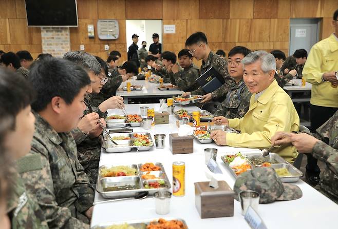 이기식 병무청장이 21일 해군 제2함대 동원훈련장을 방문해 에비군들과 함께 식사를 하고 있다.(병무청 제공)
