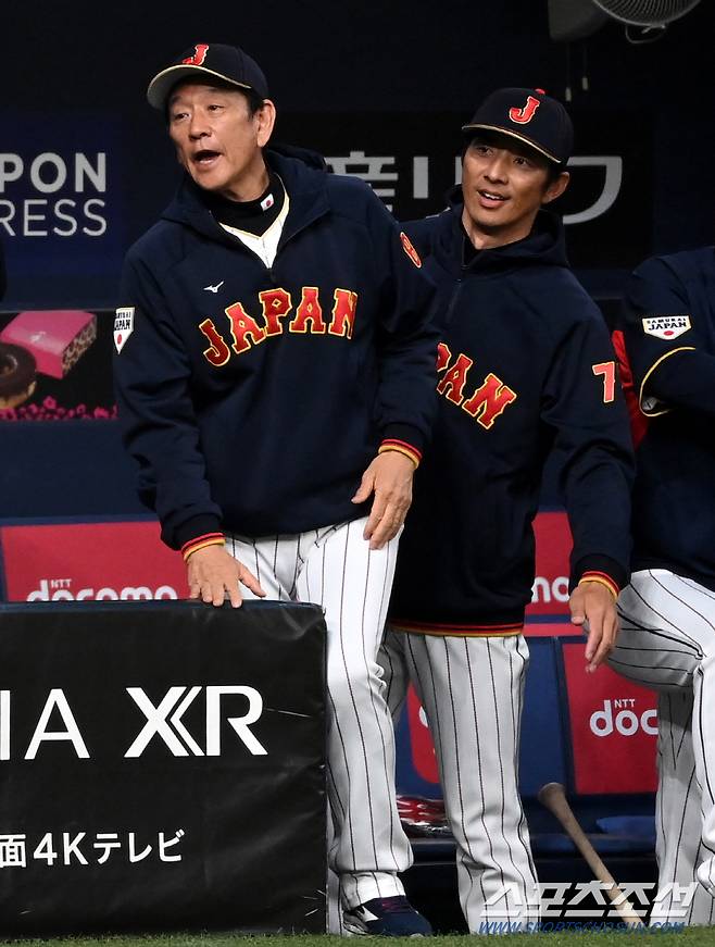 2023 월드베이스볼클래식(WBC) 일본대표팀과 한신의 경기가 6일 일본 오사카 교세라돔에서 열렸다. 일본대표팀 구리야마 감독이 득점한 선수를 맞이하고 있다. 오사카=허상욱 기자wook@sportschosun.com/2023.03.06/