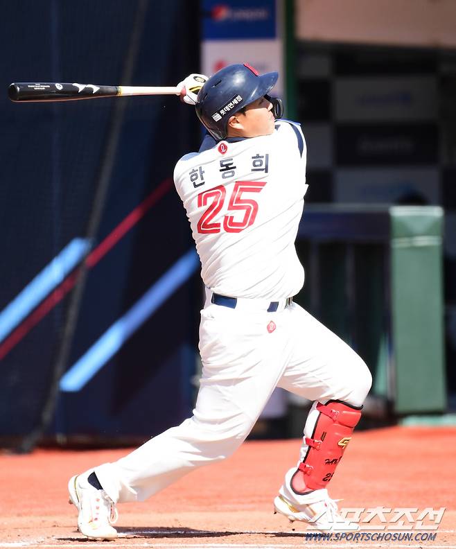 13일 부산 사직야구장에서 KBO리그 시범경기 롯데 자이언츠와 두산 베어스의 경기가 열렸다. 타격하고 있는 롯데 한동희. 부산=송정헌 기자songs@sportschosun.com/2023.03.13/