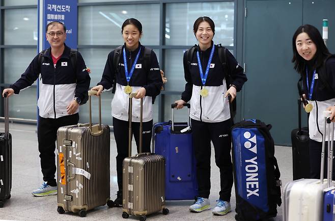 밝은 미소 속 배드민턴 대표팀

    (영종도=연합뉴스) 이지은 기자 = 배드민턴 최고 권위 대회인 전영오픈에서 배드민턴 최고 권위 대회인 전영오픈에서 여자 단식 금메달을 획득한 안세영과 여자복식 금메달을 획득한 김소영-공희용이 21일 인천국제공항을 통해 귀국하고 있다. 왼쪽부터 김학균 감독, 안세영, 김소영, 공희용. 2023.3.21

    jieunlee@yna.co.kr<저작권자(c) 연합뉴스, 무단 전재-재배포 금지>