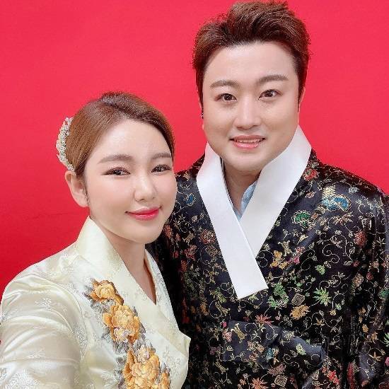 '송가인 김호중 결혼설'에 이은 '현빈 손예진 이혼설' 등 무차별적 가짜뉴스가 등장하며 눈쌀을 찌푸리게 하고 있다. 사진은 송가인 김호중(왼쪽부터). /송가인인스타그램