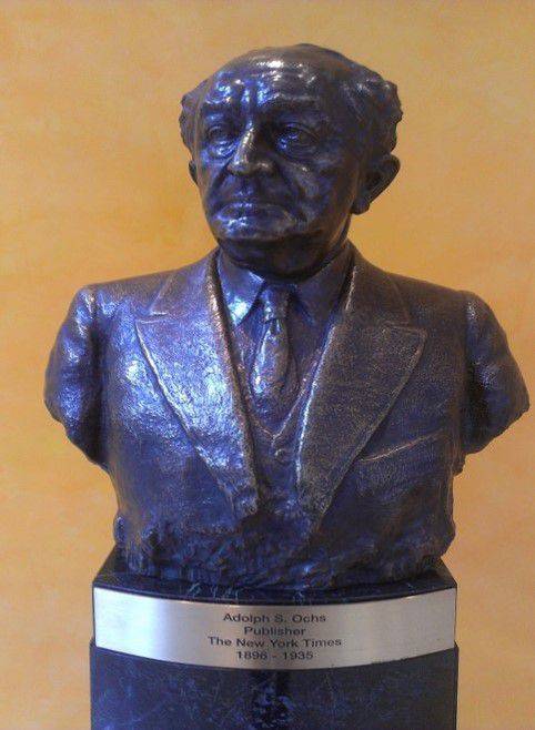 뉴욕타임스 본사 1층 건물 로비에 설치돼 있는 옥스-설즈버거 가문의 시조인 아돌프 옥스의 흉상(胸像). 1896년부터 1935년까지 39년간 NYT 발행인으로 재임한 그는 위대한 교회를 운영하듯 미덕(美德)과 사명감(使命感)을 갖고 경영했다는 평가를 받고 있다.