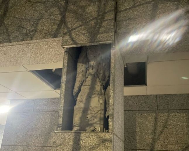서울시 중구 서울역센트럴자이 아파트 내 한 건물의 기둥 외벽 일부가 떨어져나온 모습. 서울시는 현장점검 결과 안전에는 문제가 없는 것으로 확인됐다고 전했다. /온라인 커뮤니티