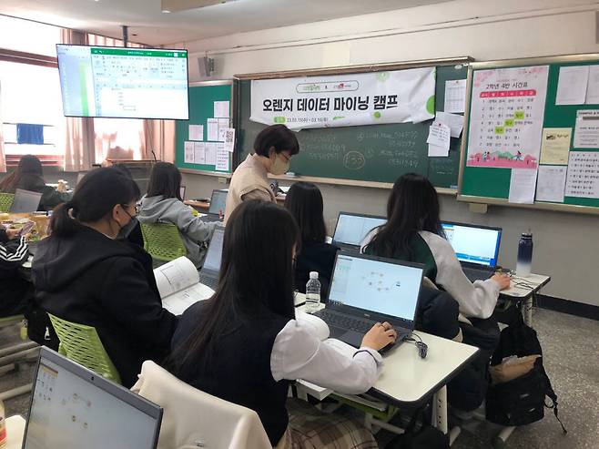 의정부여고 학생들이 이티에듀가 운영하는 디지털새싹 캠프에 참여해 오렌지 데이터 마이닝 체험형 교육을 받고 있다.