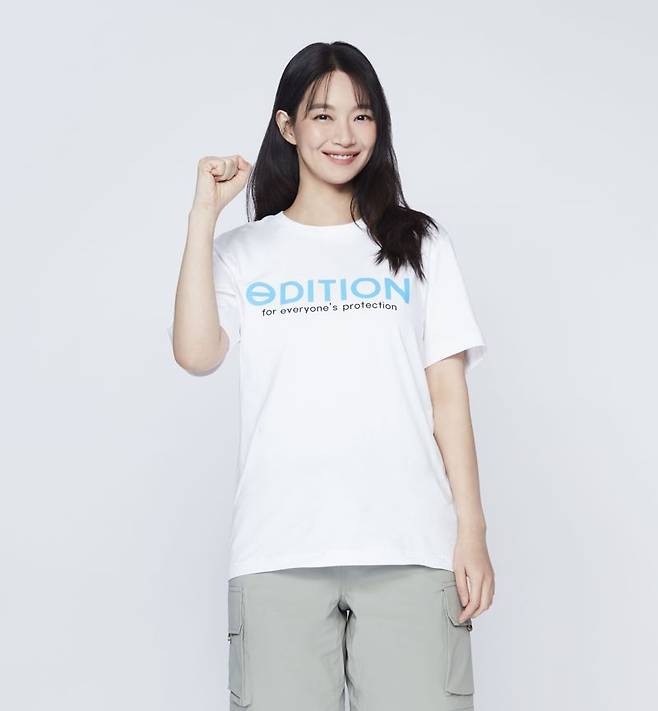 노스페이스 에디션 티셔츠를 착용한 홍보대사 신민아.