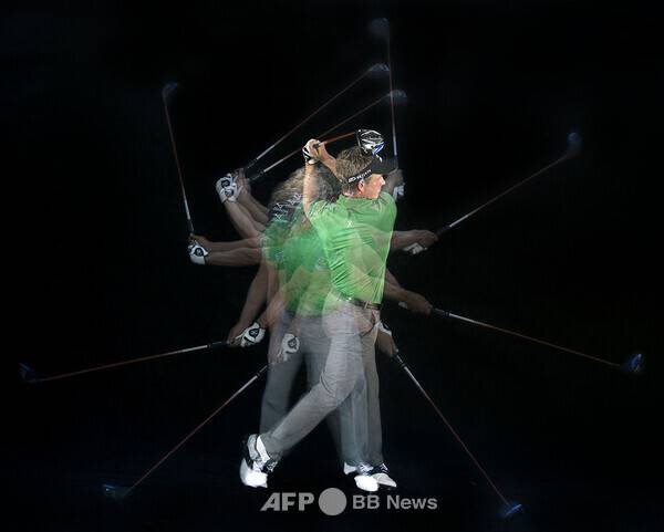 프로 골퍼 루크 도널드가 골프 스윙 하는 모습을 특수 카메라로 촬영한 모습이다. 사진제공=ⓒAFPBBNews = News1