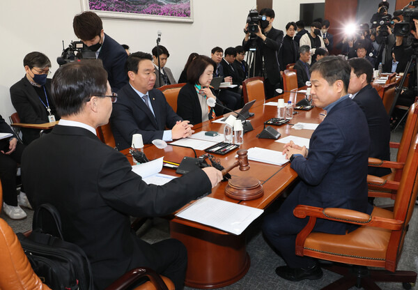 지난 17일 오전 국회에서 열린 정치개혁특별위원회 정치관계법개선소위원회에서 조해진 위원장이 의사봉을 두드리고 있다. 사진 연합뉴스